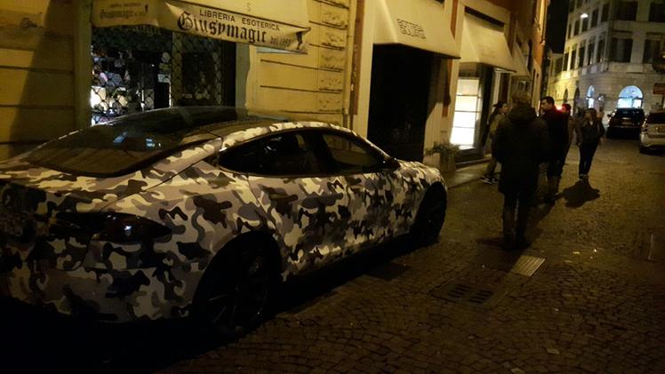 Tesla camouflage in via Cattaneo
