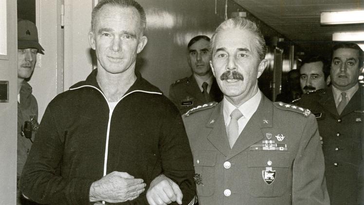 Il generale James Lee Dozier, a sinistra, dopo la liberazione