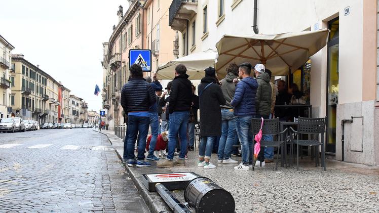 L’esterno del bar Oro Bianco di corso Cavour domenica pomerigio poco dopo l’assalto degli ultras napoletani