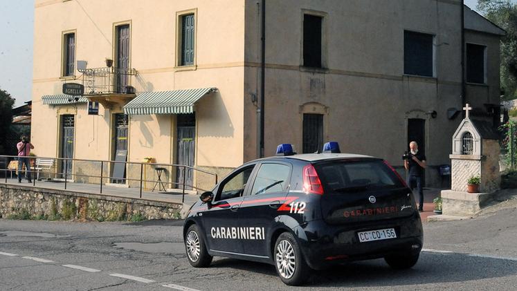 I carabinieri davanti alla Trattoria (foto Archivio)