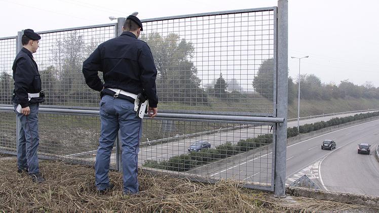 Agenti di Polizia sorvegliano un cavalcavia: torna l’allerta per il lancio di sassi sulle arterie stradali