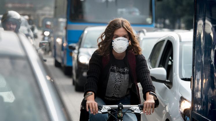 In bici con la mascherina per proteggersi dall’inquinamento