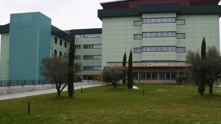 Un tratto della Grazzanella: il secondo stralcio è in alto mareL’edificio del nuovo ospedale Magalini FOTO PECORA