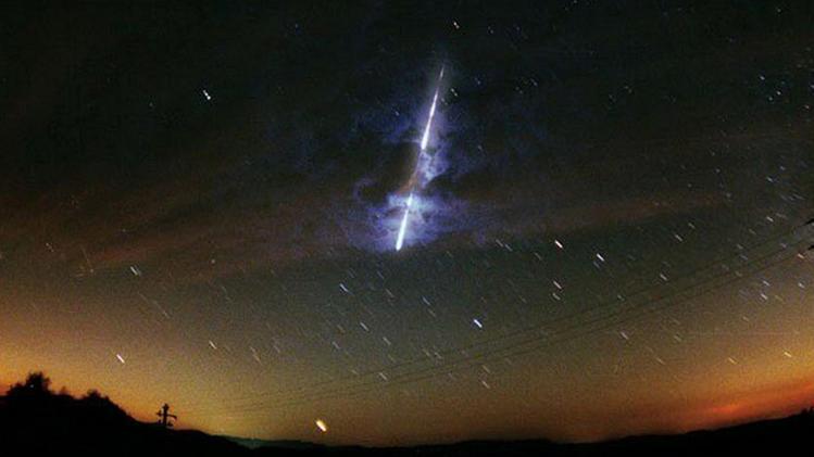 Il passaggio di una meteora molto luminosa (foto Archivio)