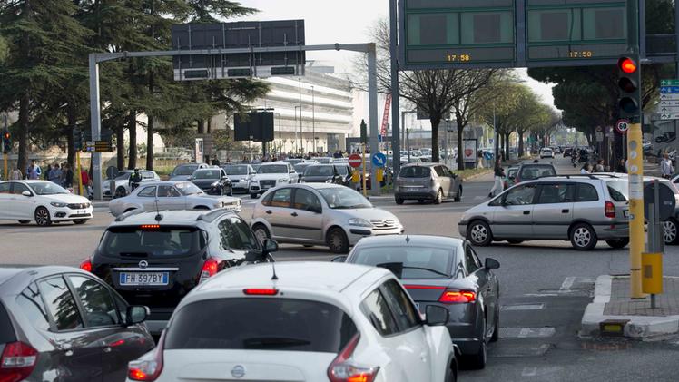 Traffico in tilt nella zona di Adigeo (foto Archivio)
