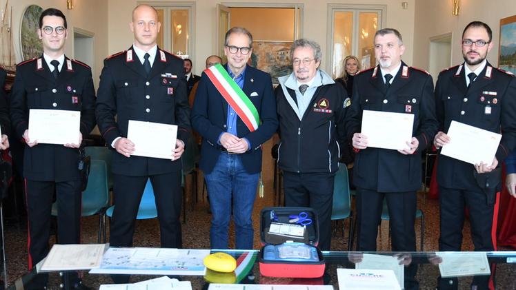I militari dell’Arma premiati con il sindaco e l’attestato ottenuto dopo il corso  FOTO PECORA