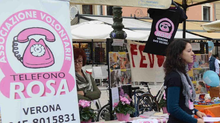 Telefono rosa a una festa del volontariato in piazza Bra a Verona
