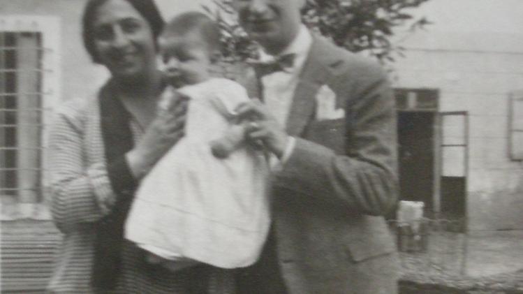 I genitori, papà Attilio Reichenbach e mamma Marcella Jenna Gian Giacomo e Giancarlo Reichenbach in corso Porta Nuova negli anni Venti