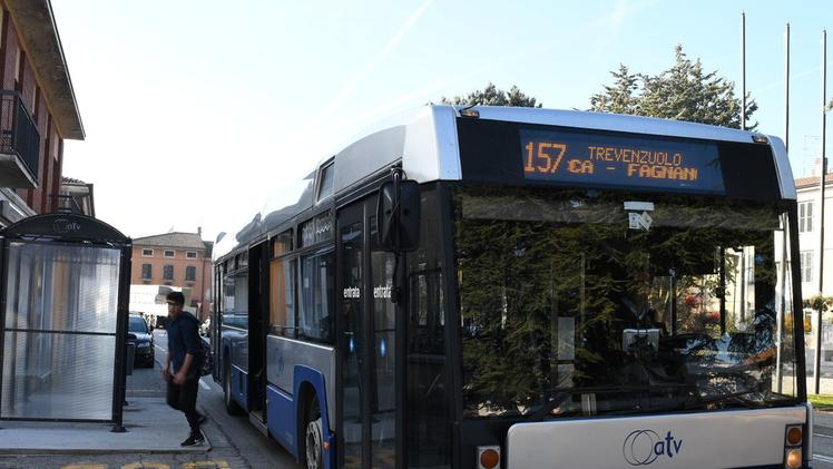 Il bus dell’Atv ora ferma anche in piazza a Trevenzuolo FOTO PECORA