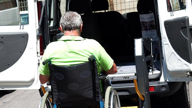 Un veicolo per il trasporto di disabili (foto Archivio)