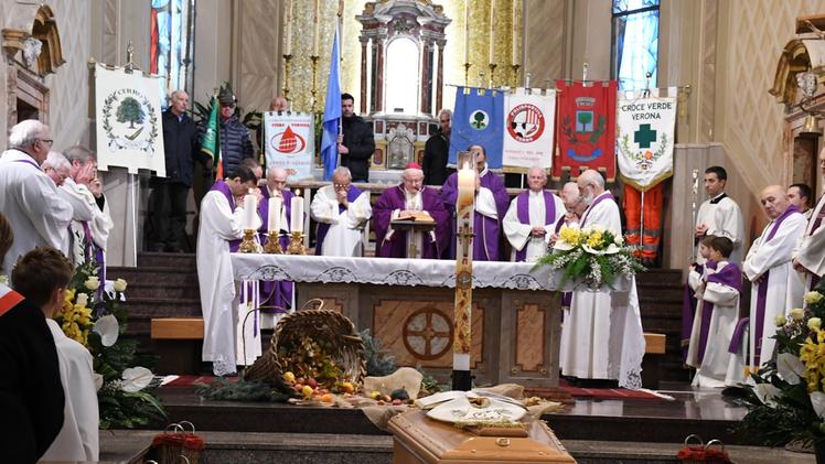 Un grande numero di sacerdoti ha concelebrato il rito funebre con il vescovo FOTO PECORA