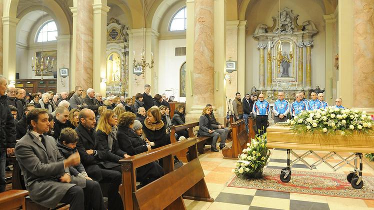 I ciclisti del gruppo «Fcm Furlani-Simem» accolgono il feretroIl funerale dell’industriale nella chiesa gremita di gente DIENNEFOTO