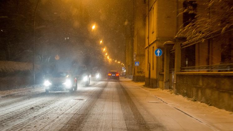 Traffico nella neve ieri sera in circonvallazione Maroncelli