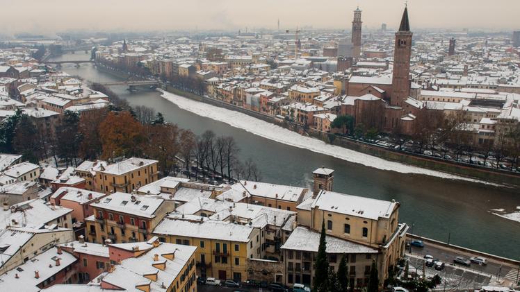 Verona da cartolina: i tetti imbiancati regalano emozioni dalla terrazza di Castel San Pietro FOTOSERVIZIO DI GIORGIO MARCHIORI