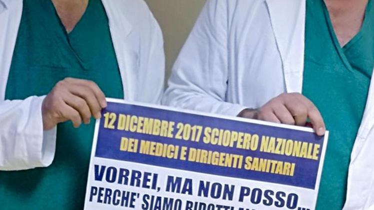 La programmazione degli interventi nelle sale operatorie ha avuto qualche disagio ma l’adesione allo sciopero  a Verona non è stata molto altaUn manifesto della protesta dei medici