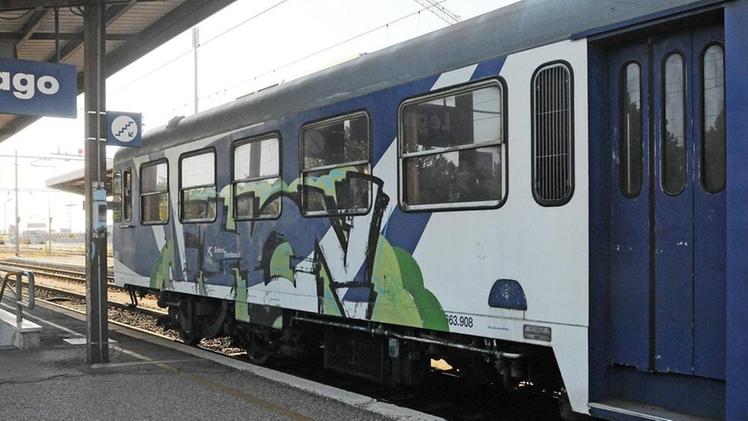 Un treno fermo alla stazione di Legnago: la linea Verona-Rovigo è tra le dieci peggiori d’Italia
