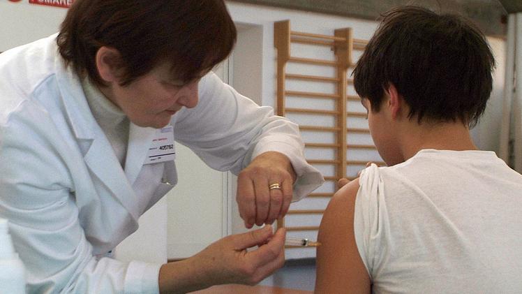 Nella foto d’archivio, un ragazzo si sottopone a una vaccinazione