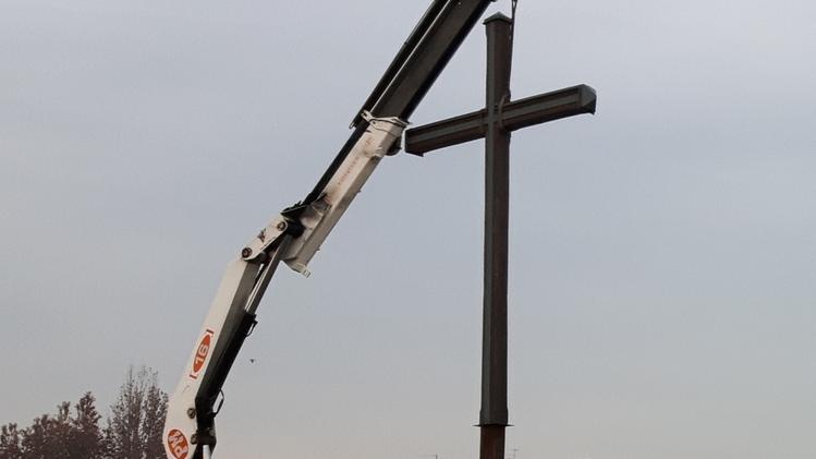 La rimozione della croce circa un anno fa
