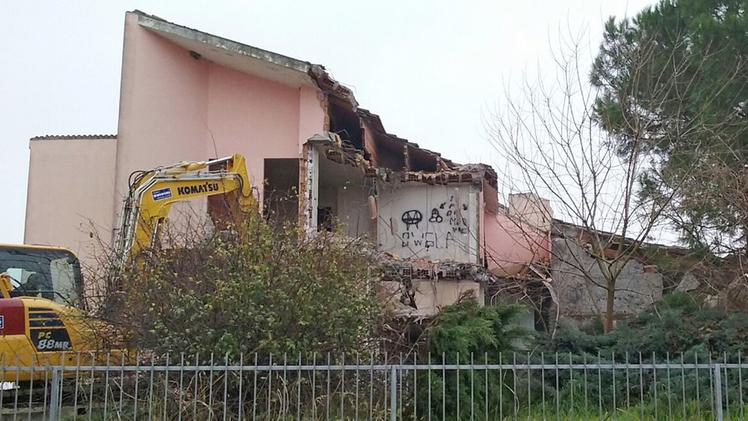 La demolizione della pizzeria «Giardino» a Santo Stefano
