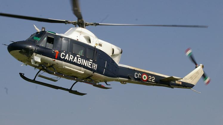 L’elicottero dei carabinieri utilizzato per «mappare» i casolari abbandonati nella Bassa