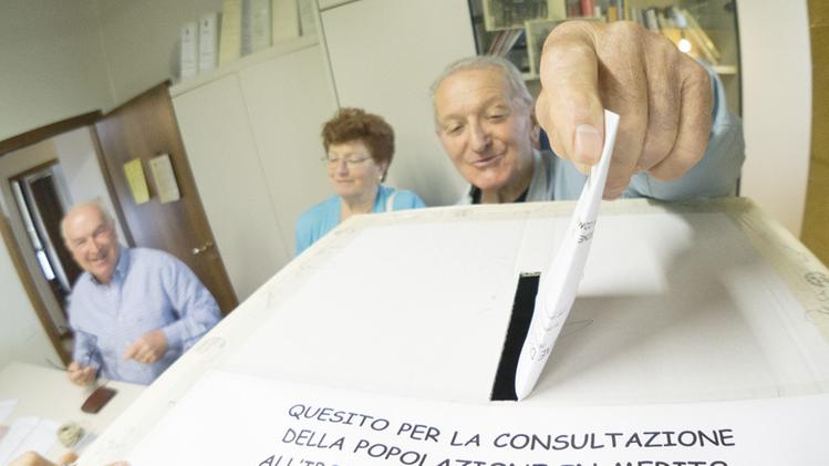 L’urna per il referendum  sulla fusione tra due Comuni: analoga consultazione si tiene oggi a Caldiero e Belfiore