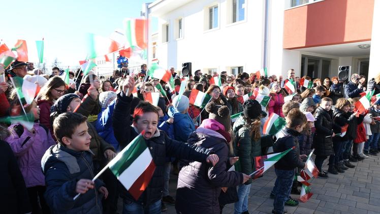Il discorso del sindaco Claudio Melotti   FOTO PECORALa gioia dei bambini che hanno partecipato alla festa di inaugurazione del polo scolastico di Bosco Chiesanuova