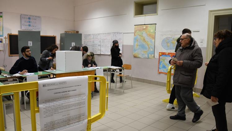 Marcello LovatoAlessio AlbertiniOperazioni di voto in uno dei seggi istituiti a Caldiero FOTO PECORA