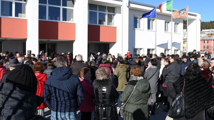 La folla all’inaugurazione della scuola a Bosco Chiesanuova