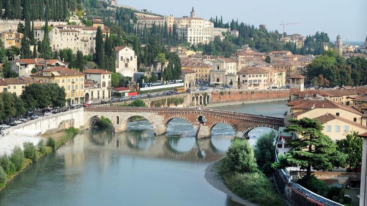 Una veduta di Verona e dell'Adige