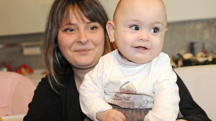 Vanna Pironato sorridente con la piccola Amanda «nata grazie al miracolo di papa Paolo VI»