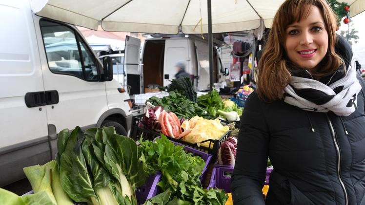 Elena Camocardi e il suo banco di frutta e verdura al mercato di Valeggio FOTO PECORA