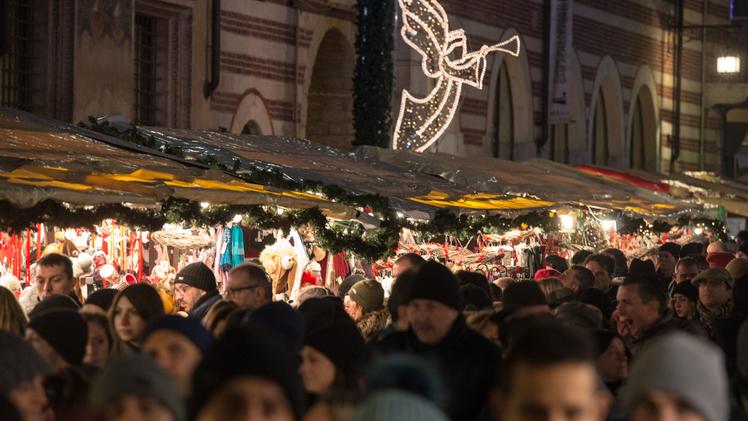 Un mare di folla ai mercatini di Natale in piazza dei Signori
