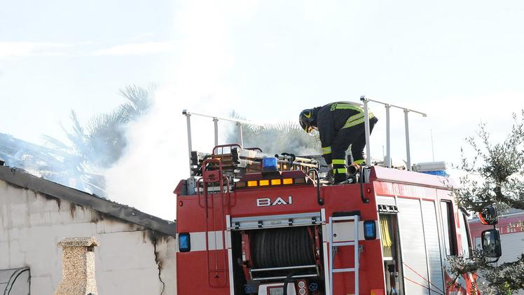 I vigili del fuoco impegnati nell’incendio scoppiato a Begosso DIENNE