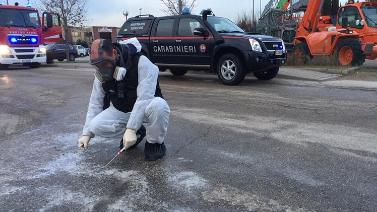 Un investigatore della scientifica dell’Arma raccoglie campioni della schiuma I carabinieri hanno fatto deviare il traffico   DIENNEFOTOVigili del fuoco al lavoro per ripulire la strada