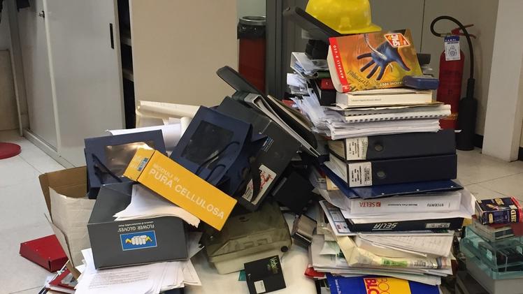 Un vecchio contatoreIl cumulo di oggetti dopo la bonifica negli uffici del Gruppo Agsm