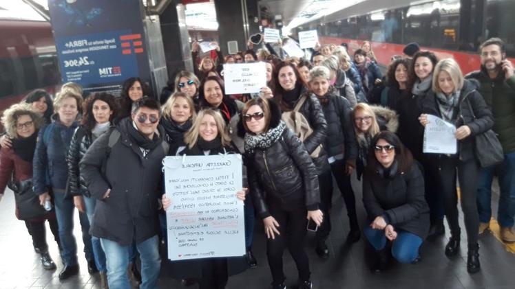 Un gruppo di maestre veronesi in partenza ieri mattina dalla stazione per la manifestazione nazionale di Roma