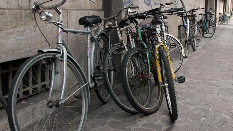 Biciclette parcheggiate alla rinfusa