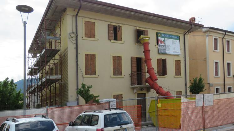 Una fase dei lavori di ristrutturazione della caserma dei carabinieri di Negrar in via Mazzini