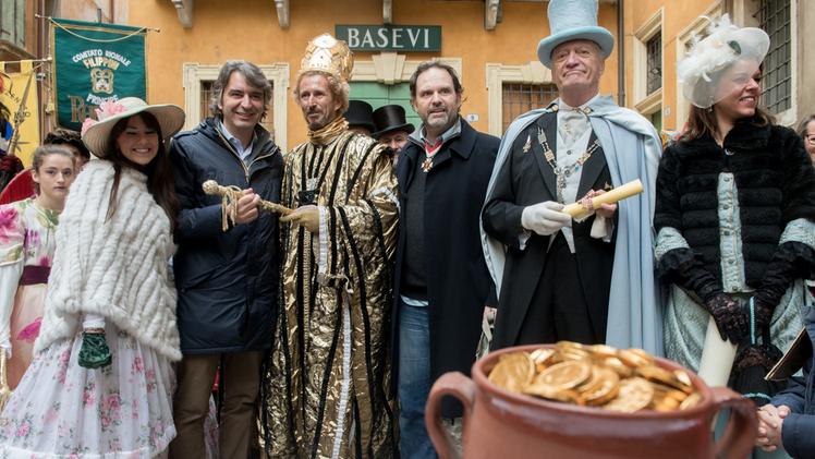 La sfilata nelle vie del centro storico FOTO MARCHIORIIl Dio de l’Oro (accanto al sindaco Sboarina) e il Duca de la Pignata