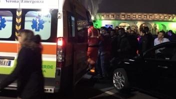Una delle ambulanze accorse alla discoteca