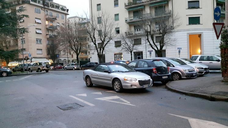 Via Monte Pasubio, auto parcheggiate in mezzo alla carreggiata