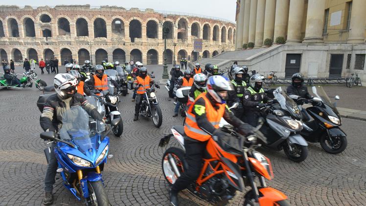 Il corteo di motociclisti fa tappa davanti a Palazzo Barbieri