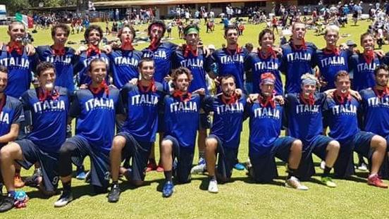 La nazionale italiana che ha partecipato al campionato del mondo di frisbee a Perth in AustraliaA destra Michele Farina che rincorre un avversario