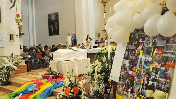 La piccola bara bianca sull’altare della parrocchiale di Veronella dove centinaia di persone hanno dato l’addio a Giulia  FOTOSERVIZIO DIENNE
