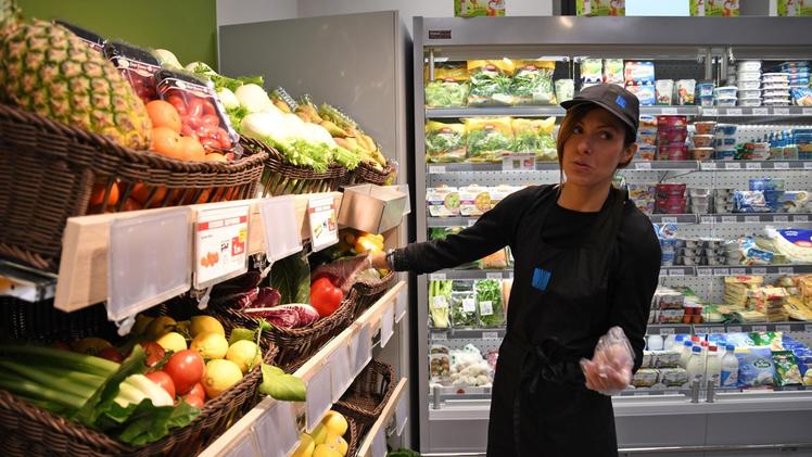 Valentina Amadori, capo filiale, nel nuovissimo negozio di alimentari FOTO PECORA