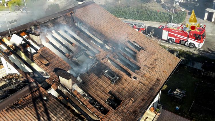 Il tetto distrutto dall'incendio (foto Vigili del fuoco)