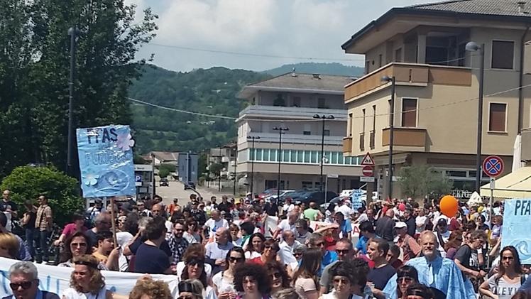 Una manifestazione di protesta davanti allo stabilimento della Miteni a Trissino