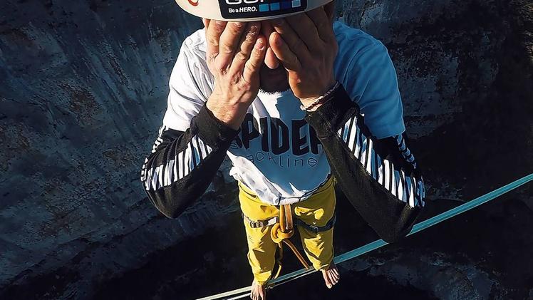Si è  assicurati con un imbrago da arrampicata (foto Enrico Andreis)