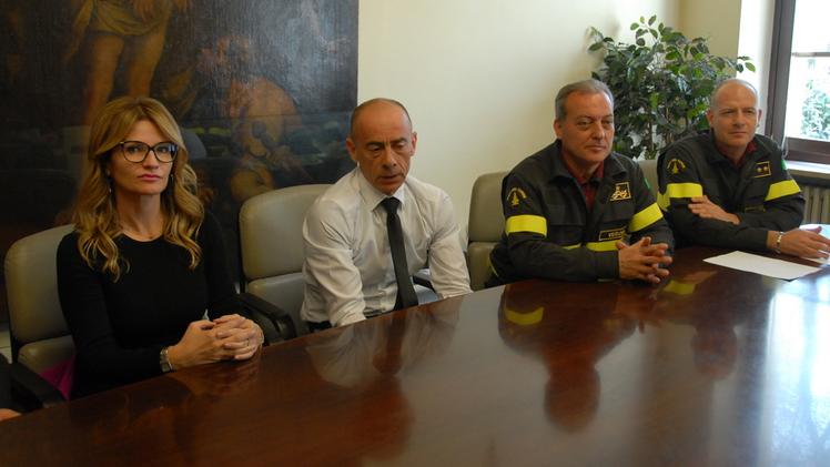Silvia Nicolis, il sindaco Mario Faccioli e i vigili del fuoco in un incontro in municipio nel 2016 FOTO PECORA