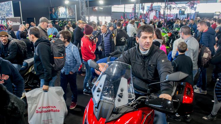 Folla negli stand del Motor Bike Expo: anche questa edizione ha ottenuto un grande riscontro di pubblico